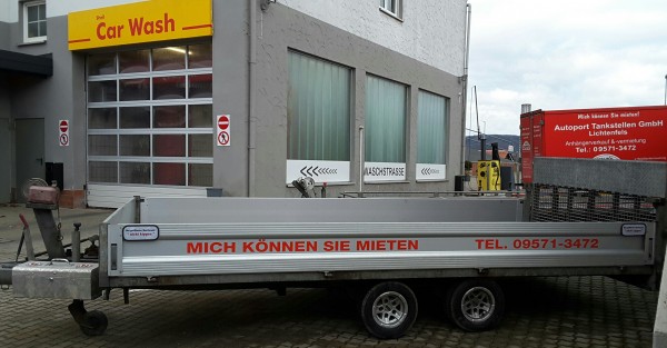 Autotransporter mit kippbarer Ladefläche