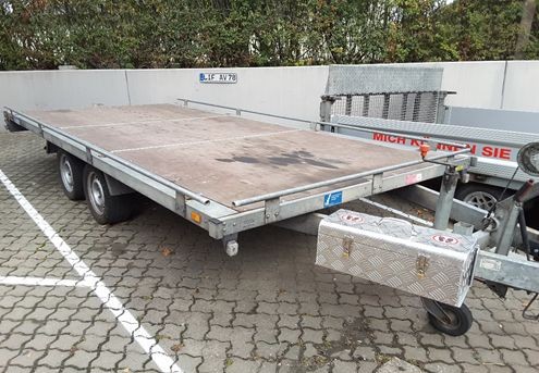 Autotransporter mit durchgehender Ladefläche